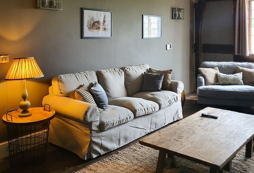 호텔 The Threshing Barn At Penrhos Court