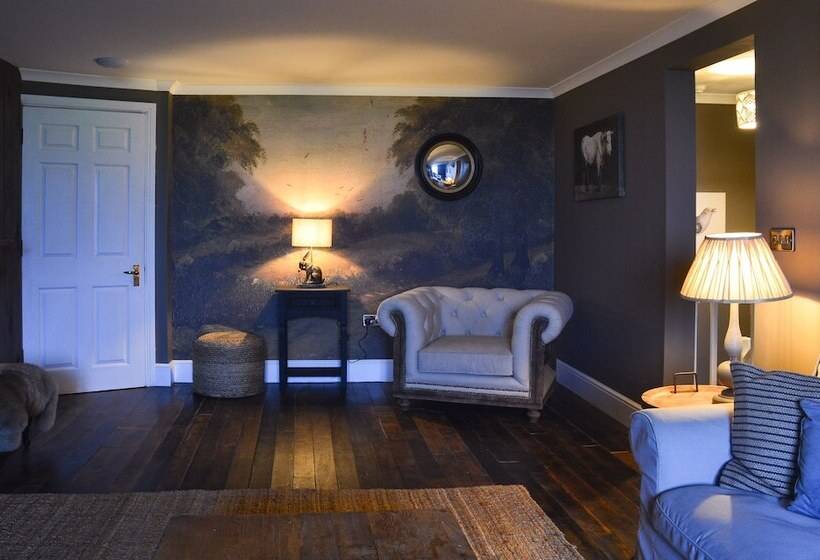 호텔 The Threshing Barn At Penrhos Court