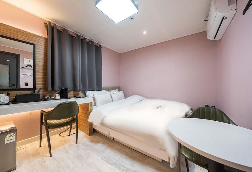 모텔 Jinju Four Seasons