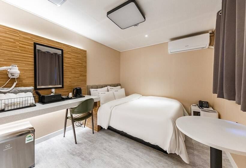 모텔 Jinju Four Seasons