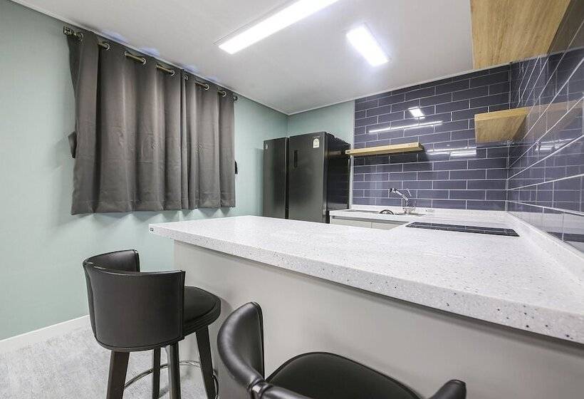 모텔 Jinju Four Seasons