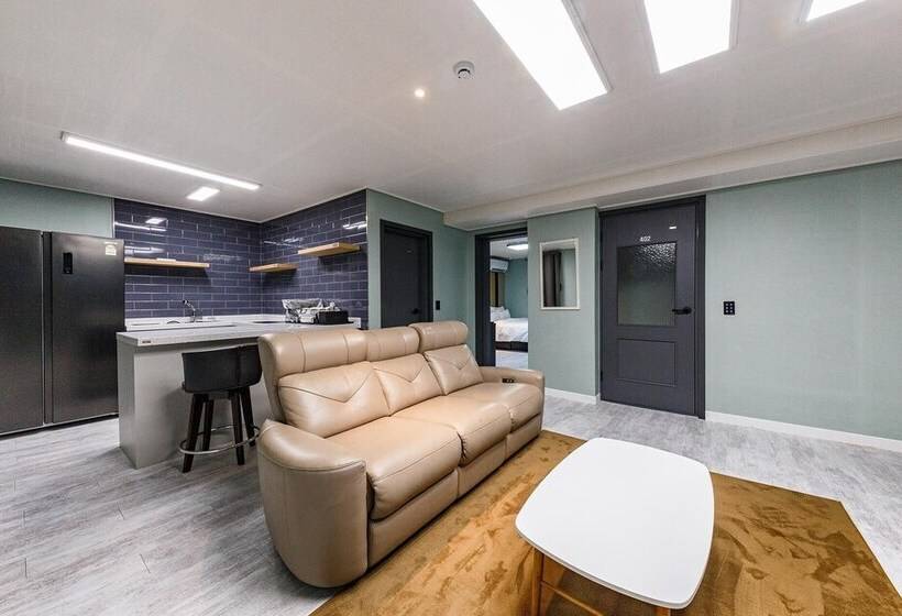 모텔 Jinju Four Seasons