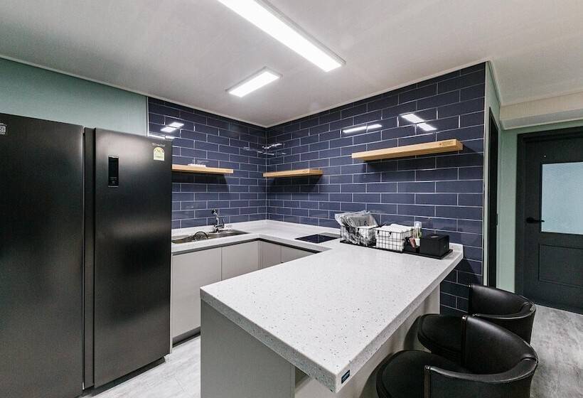 모텔 Jinju Four Seasons