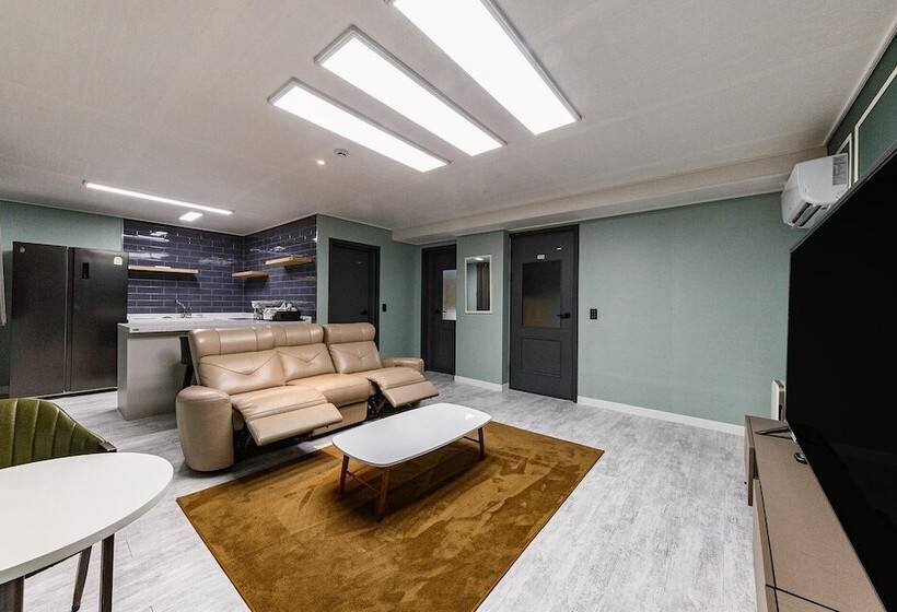 모텔 Jinju Four Seasons