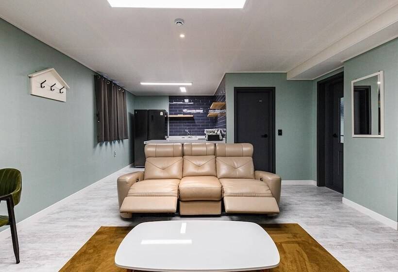 모텔 Jinju Four Seasons