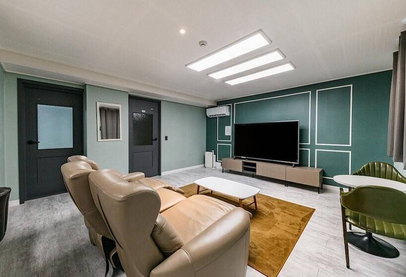 모텔 Jinju Four Seasons