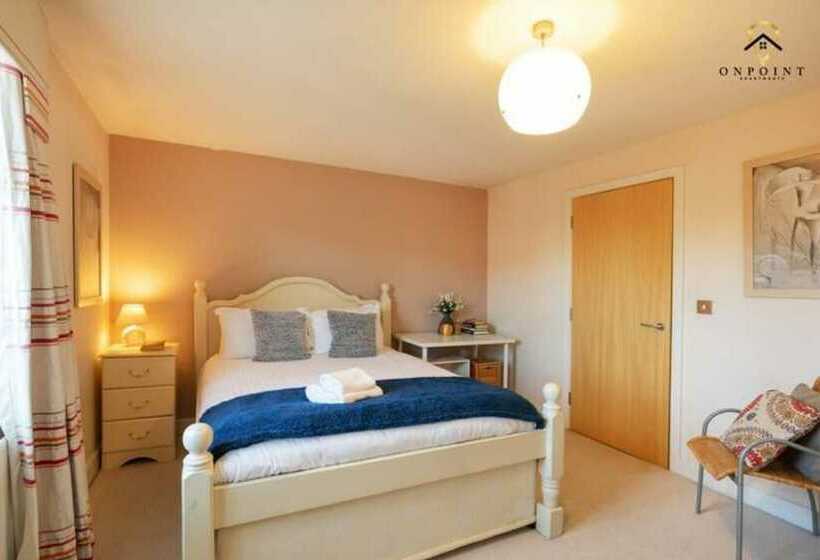 Пансион Captivating & Comfy 3 Bed Home 2parking