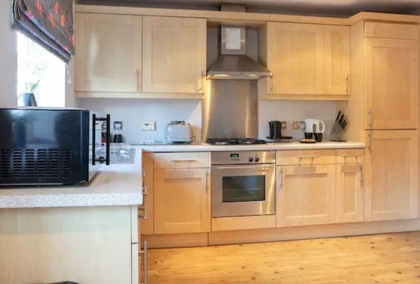 Пансион Captivating & Comfy 3 Bed Home 2parking