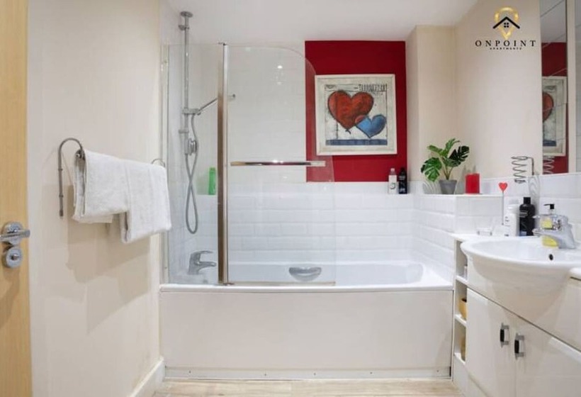 Пансион Captivating & Comfy 3 Bed Home 2parking