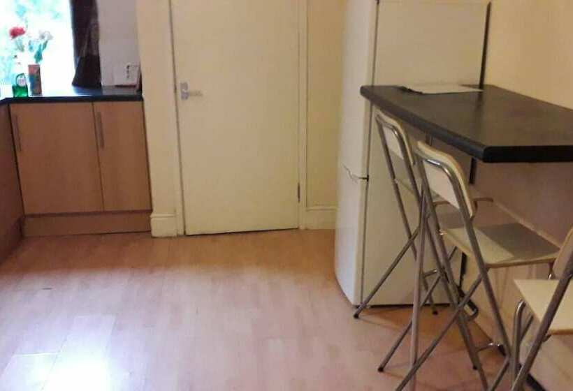 דירת נופש Grand 4 Bed Quasi Semi House In Manchester