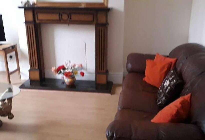 דירת נופש Grand 4 Bed Quasi Semi House In Manchester