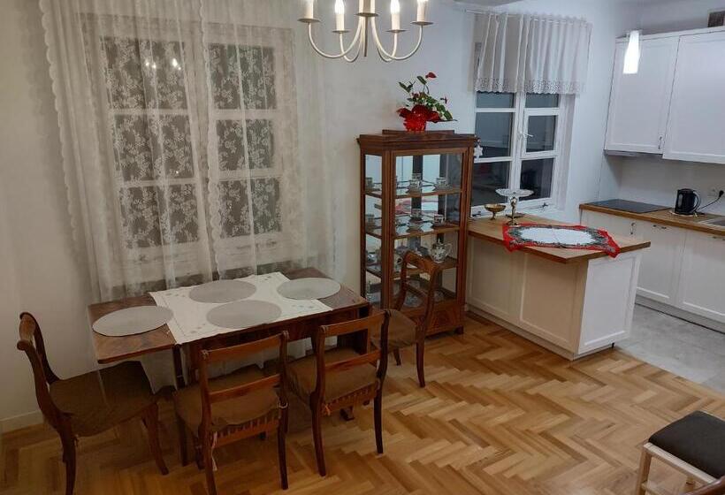 Comfortable Old Town Apartment