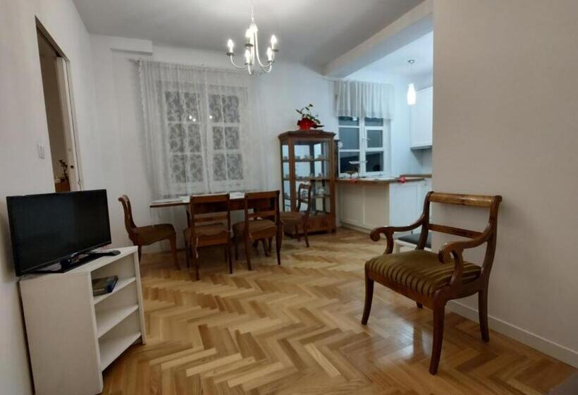 Comfortable Old Town Apartment
