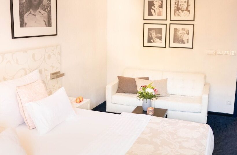 בית מלון כפרי Savoy