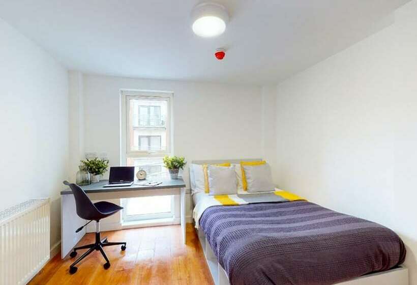 فندق صغير Rooms & Studios For Students Only Bolton