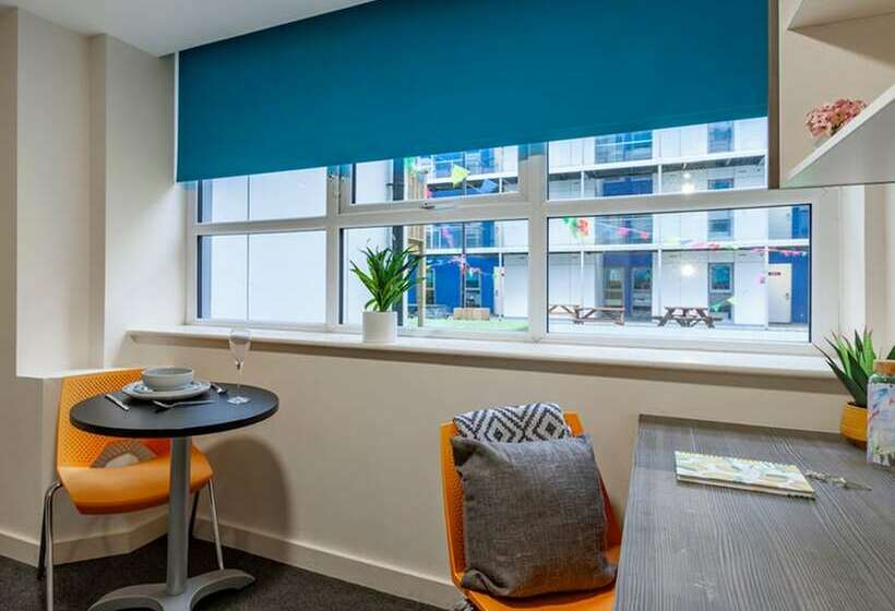 فندق صغير Rooms & Studios For Students Only Bolton
