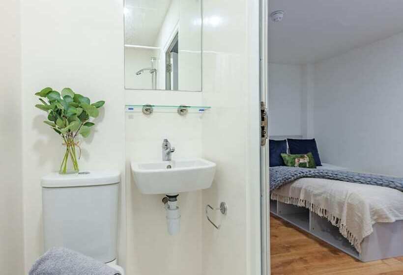 فندق صغير Rooms & Studios For Students Only Bolton