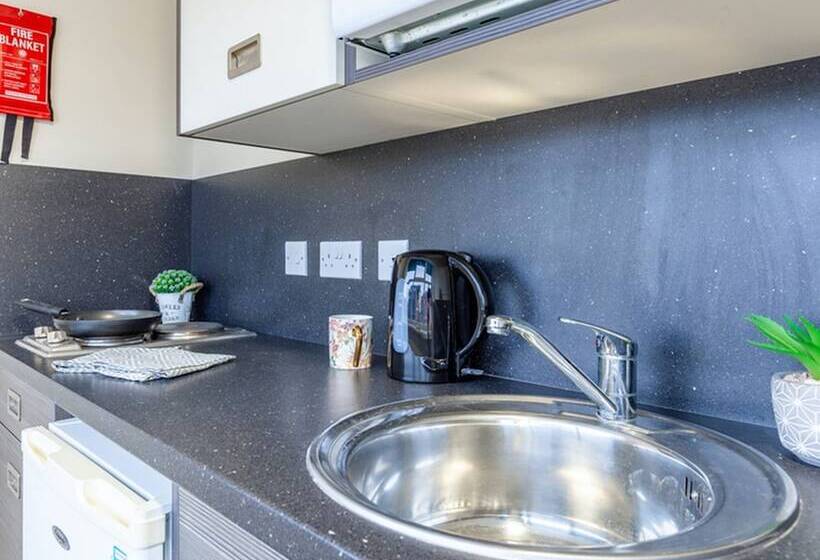 فندق صغير Rooms & Studios For Students Only Bolton