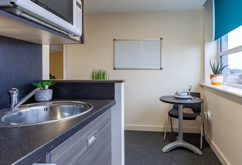 فندق صغير Rooms & Studios For Students Only Bolton