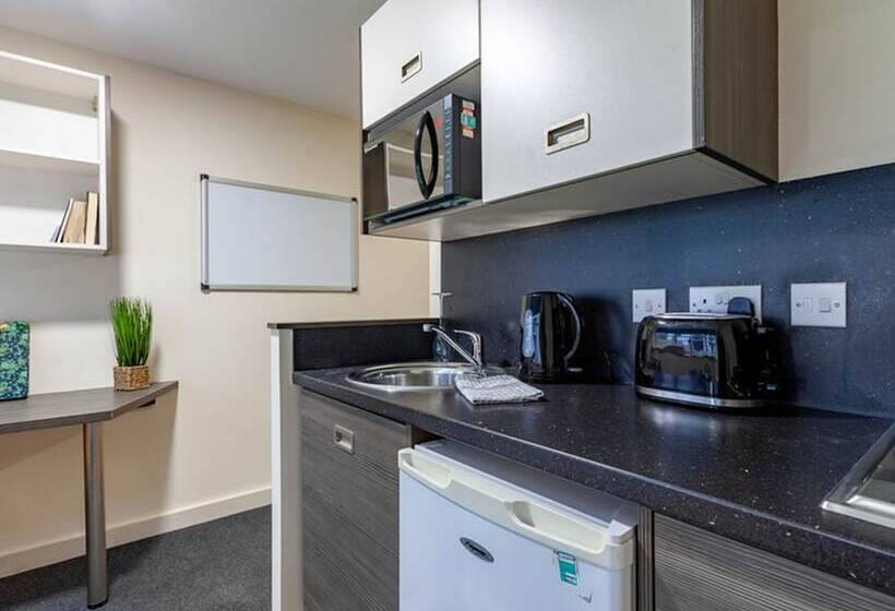فندق صغير Rooms & Studios For Students Only Bolton