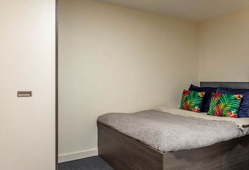فندق صغير Rooms & Studios For Students Only Bolton
