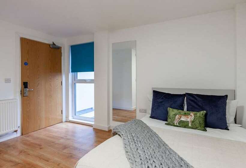 فندق صغير Rooms & Studios For Students Only Bolton