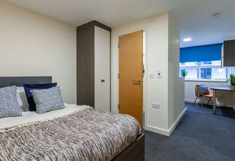 فندق صغير Rooms & Studios For Students Only Bolton