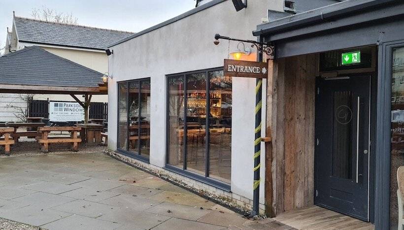 酒店 The Waterside Bar Rooms & Restaurant