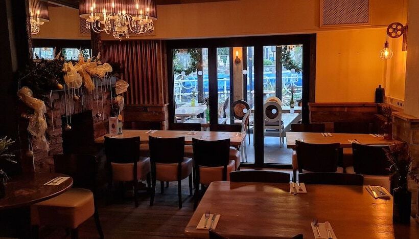 酒店 The Waterside Bar Rooms & Restaurant