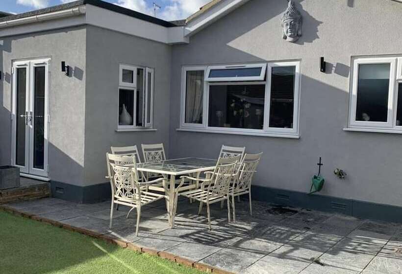 Beautiful 2 Bed Bungalow In Canvey Island