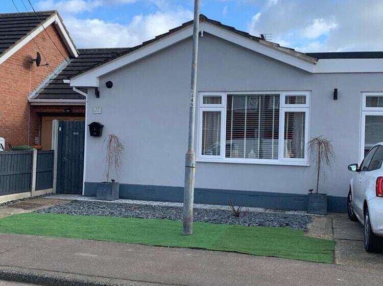 Beautiful 2 Bed Bungalow In Canvey Island