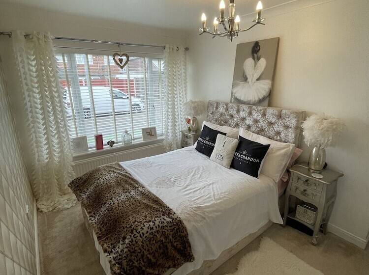 Beautiful 2 Bed Bungalow In Canvey Island