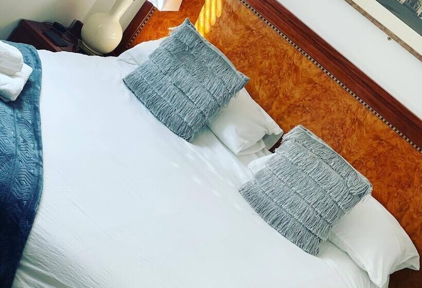 مبيت وإفطار White Stag Lodge