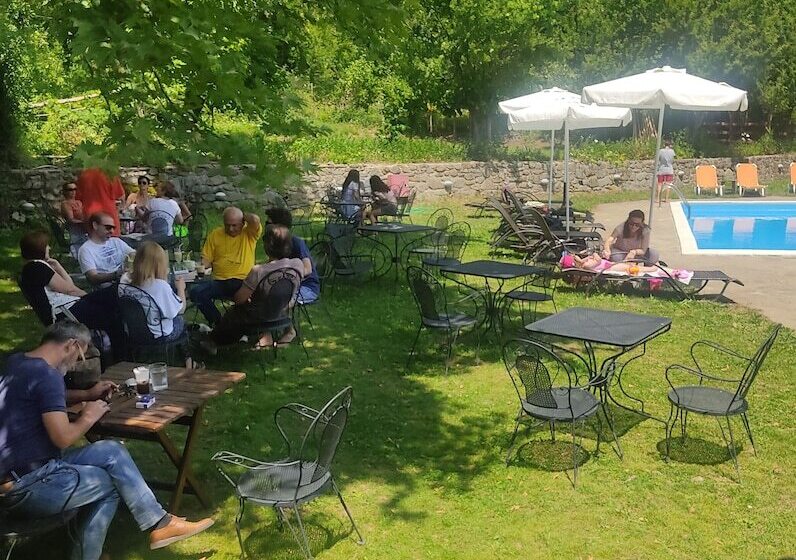 تختخواب و صبحانه Yliessa