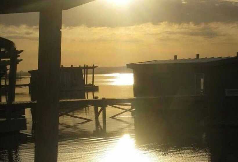 فندق Laguna Garzon Lodge