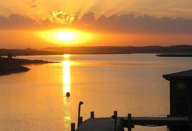 فندق Laguna Garzon Lodge