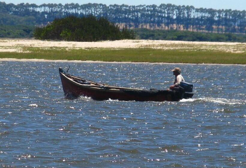 هتل Laguna Garzon Lodge