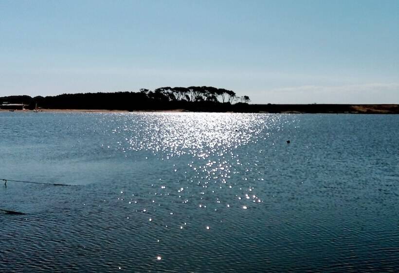 فندق Laguna Garzon Lodge