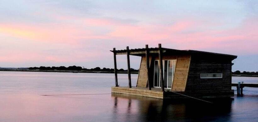 فندق Laguna Garzon Lodge