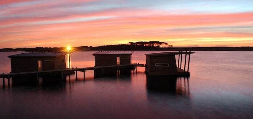 هتل Laguna Garzon Lodge