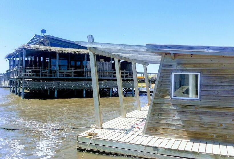 هتل Laguna Garzon Lodge