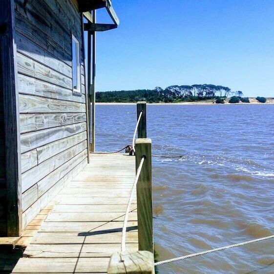 هتل Laguna Garzon Lodge