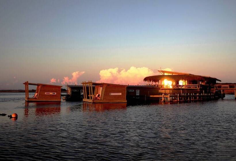 فندق Laguna Garzon Lodge