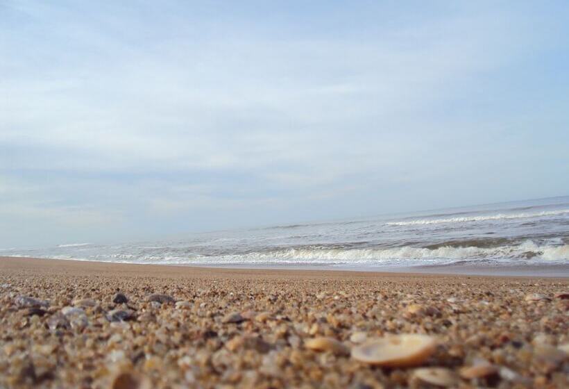 فندق Laguna Garzon Lodge