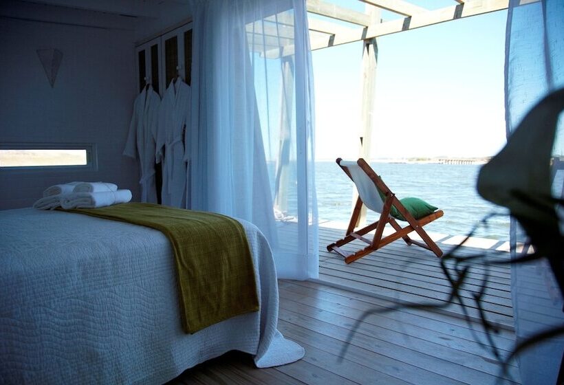 هتل Laguna Garzon Lodge