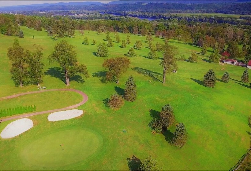 فندق Rolling Pines Golf & Banquet Facility