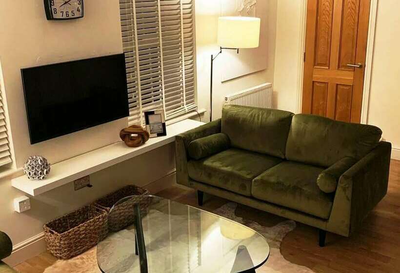 Cheerful 2 Bed Cottage With 2 Free Parking, Leeds