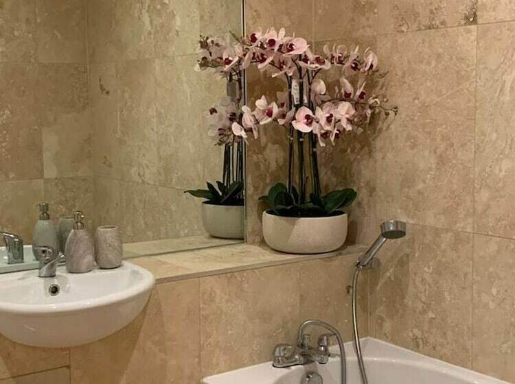 Cheerful 2 Bed Cottage With 2 Free Parking, Leeds