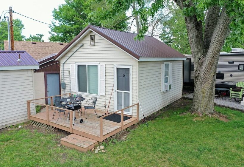 Paradise Cove Lakeside Cottages