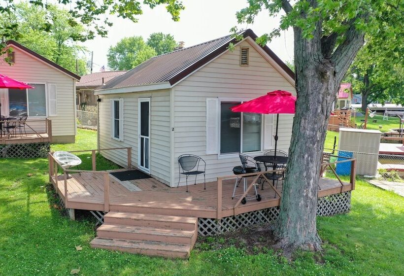 Paradise Cove Lakeside Cottages